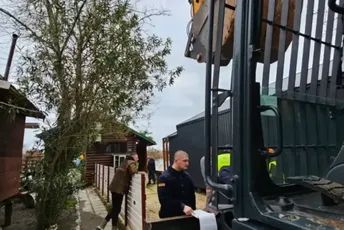 Odustali od rušenja jer se čovjek zatvorio u kućicu na Bojani Odustali od rušenja jer se čovjek zatvorio u kućicu na Bojani