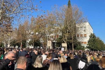 UCG poziva da se prosvjetarima povećaju zarade: To su ljudi koji su dominantnom snagom poržali sve promjene u Crnoj Gori UCG poziva da se prosvjetarima povećaju zarade: To su ljudi koji su dominantnom snagom poržali sve promjene u Crnoj Gori