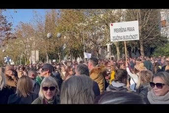 Brojni prosvjetari protestovali ispred Skupštine: Tražimo pravdu i dobićemo ono što nam pripada (FOTO / VIDEO)