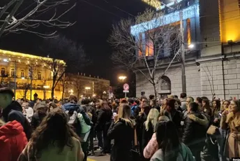 Beograd: Počeo deseti protest zbog izbornih neregularnosti, građani se okupljaju oko RIK-a Beograd: Počeo deseti protest zbog izbornih neregularnosti, građani se okupljaju oko RIK-a