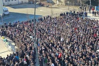 Grad tuguje: Hiljade građana oprostilo se od stradalih Plavljana Grad tuguje: Hiljade građana oprostilo se od stradalih Plavljana