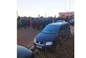 Radnici Biočke jame blokirali kop i put, bez posla ostaju 31. decembra Radnici Biočke jame blokirali kop i put, bez posla ostaju 31. decembra