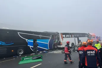 Težak lančani sudar u Turskoj: Poginulo više osoba, povrijeđeno 59 Težak lančani sudar u Turskoj: Poginulo više osoba, povrijeđeno 59