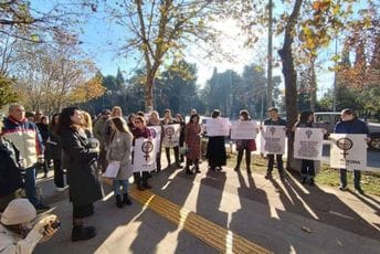 Ogorčeni građani se okupili uoči premijerskog sata: Dok se institucije igraju gluvih telefona neko pokušava da okrene 122 ili SOS liniju Ogorčeni građani se okupili uoči premijerskog sata: Dok se institucije igraju gluvih telefona neko pokušava da okrene 122 ili SOS liniju
