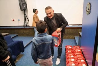 Opština Bar poklonila paketiće djeci pripadnika RE populacije