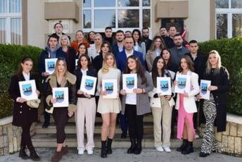 Berane: Opštinsku stipendiju dobilo četrdeset studenata Berane: Opštinsku stipendiju dobilo četrdeset studenata