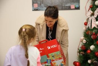 (FOTO) Za lakše praznične dane u bolnici: Opština Bar paketićima obradovala mališane na odjeljenju pedijatrije