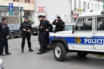 UP: U zgradi u Tološima pronađeno oružje, municija, bejzbol palice, optički nišani... Ilustracija