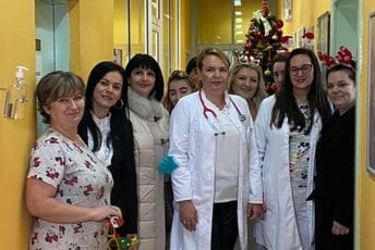 Alijansa žena DPS Nikšić realizovala tradicionalnu akciju: Pokloni za mališane na Dječijem odjeljenju bolnice Alijansa žena DPS Nikšić realizovala tradicionalnu akciju: Pokloni za mališane na Dječijem odjeljenju bolnice