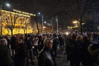 U Beogradu novi protest opozicije i građana: Okupljeni stigli do studenata koji blokiraju centar grada U Beogradu novi protest opozicije i građana: Okupljeni stigli do studenata koji blokiraju centar grada