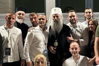 Zastavnik Vojske Crne Gore radi kao obezbjeđenje Joanikija Mićovića, ministar i načelnik GŠ ćute Zastavnik Vojske Crne Gore radi kao obezbjeđenje Joanikija Mićovića, ministar i načelnik GŠ ćute