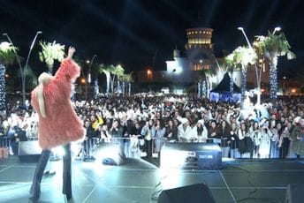 (FOTO) Barski novogodišnji hepening: Nataša Bekvalac i lokalni izvođači uveselili brojne goste (FOTO) Barski novogodišnji hepening: Nataša Bekvalac i lokalni izvođači uveselili brojne goste