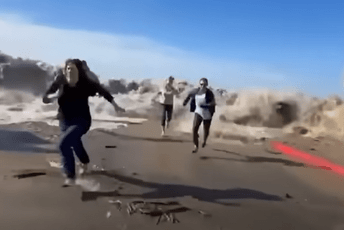 (VIDEO) Kalifornija: Ljudi bježali od visokih talasa, meteorolozi kazali da se ništa slično nije desilo godinama (VIDEO) Kalifornija: Ljudi bježali od visokih talasa, meteorolozi kazali da se ništa slično nije desilo godinama