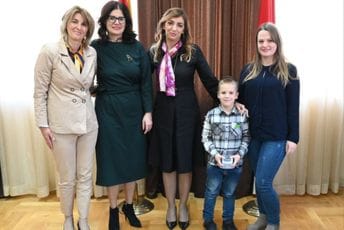 Jakšić-Stojanović i Leković ugostile sedmogodišnjeg genijalca: Njegova nadarenost izuzetna vrijednost koju moramo njegovati i podržavati Jakšić-Stojanović i Leković ugostile sedmogodišnjeg genijalca: Njegova nadarenost izuzetna vrijednost koju moramo njegovati i podržavati