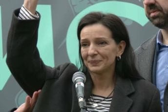 Nakon 13 dana štrajka glađu Marinika Tepić na bini: Izbori moraju biti poništeni Nakon 13 dana štrajka glađu Marinika Tepić na bini: Izbori moraju biti poništeni