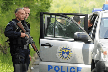 Osumnjičeni za šverc pucali na Kosovsku policiju u Zubinom Potoku, jedna osoba uhapšena Osumnjičeni za šverc pucali na Kosovsku policiju u Zubinom Potoku, jedna osoba uhapšena