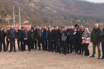 Radnici "Novih boksita" odblokirali puteve ka rudokopima Radnici "Novih boksita" odblokirali puteve ka rudokopima