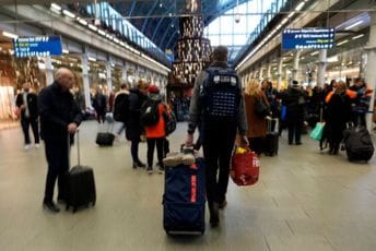 Haos u Londonu: Temza poplavila tunel, otkazani vozovi usred novogodišnje gužve Haos u Londonu: Temza poplavila tunel, otkazani vozovi usred novogodišnje gužve