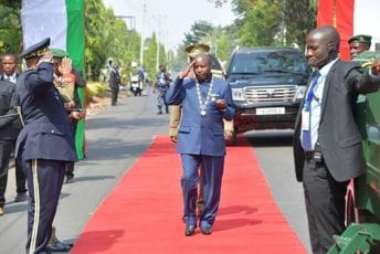 Lider afričke države: Homoseksualce najbolje odvesti na stadion i kamenovati Lider afričke države: Homoseksualce najbolje odvesti na stadion i kamenovati