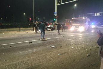 Nova saobraćajna nesreća: U Podgorici poginuo mladić, više osoba transportovano u KCCG Nova saobraćajna nesreća: U Podgorici poginuo mladić, više osoba transportovano u KCCG