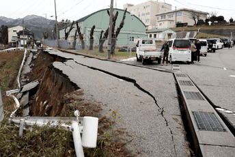 Japan danas pogodilo više od 80 zemljotresa, srušeno najmanje 30 zgrada
