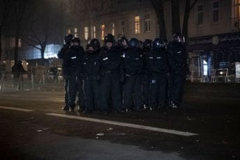 (VIDEO) U Berlinu povrijeđeno najmanje 15 policajaca, više stotina mladih napalo ih pirotehnikom (VIDEO) U Berlinu povrijeđeno najmanje 15 policajaca, više stotina mladih napalo ih pirotehnikom