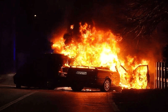 (VIDEO) BiH: Audi i Mercedes izgorjeli nakon sudara (VIDEO) BiH: Audi i Mercedes izgorjeli nakon sudara