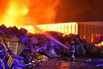 Srbija: Ispalio vatromet pa zapalio bivšu fabriku „Hemik“ u Kikindi Srbija: Ispalio vatromet pa zapalio bivšu fabriku „Hemik“ u Kikindi