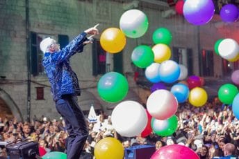 (FOTO/VIDEO) Velika završnica novogodišnjeg programa u Kotoru, Dino Merlin dao cijelog sebe prepunom Trgu u Kotoru (FOTO/VIDEO) Velika završnica novogodišnjeg programa u Kotoru, Dino Merlin dao cijelog sebe prepunom Trgu u Kotoru