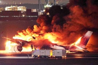 Kako je za 90 sekundi evakuisano skoro 400 putnika iz japanskog aviona u plamenu Kako je za 90 sekundi evakuisano skoro 400 putnika iz japanskog aviona u plamenu