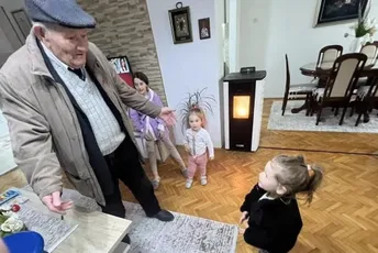 (VIDEO) Nakon plesa na Dvorskom trgu: Ljubo obradovao poklonima trogodišnju Emiliju (VIDEO) Nakon plesa na Dvorskom trgu: Ljubo obradovao poklonima trogodišnju Emiliju