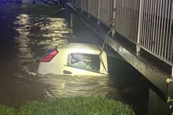 Herojski čin: Spasili djevojčicu i njenu majku iz vozila koje tone Herojski čin: Spasili djevojčicu i njenu majku iz vozila koje tone