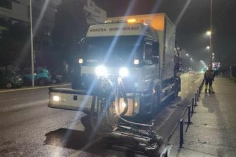 Putevi započeli uklanjanje biciklističkih staza u Ulici Ivana Milutinovića: Specijalna mašina spira farbu sa kolovoza Putevi započeli uklanjanje biciklističkih staza u Ulici Ivana Milutinovića: Specijalna mašina spira farbu sa kolovoza