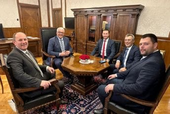 Mandić, Đukanović i Kovačević sa direktorom Elektroprivrede Republike Srpske i gradonačelnikom Trebinja Mandić, Đukanović i Kovačević sa direktorom Elektroprivrede Republike Srpske i gradonačelnikom Trebinja