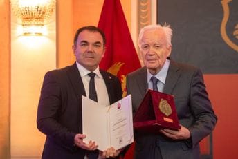 Obilježen Dan osnivanja Cetinja: Radovanu Radonjiću uručena Povelja "Ivan Crnojević" Obilježen Dan osnivanja Cetinja: Radovanu Radonjiću uručena Povelja "Ivan Crnojević"