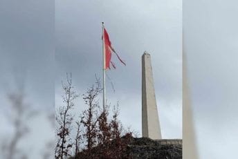 Od zastave koja se vijori na Grahovcu nije puno ostalo Od zastave koja se vijori na Grahovcu nije puno ostalo