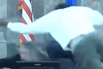 Nevada: Okrivljeni se bacio na sudiju, jedva ga odvojili (VIDEO) Nevada: Okrivljeni se bacio na sudiju, jedva ga odvojili (VIDEO)