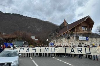 (FOTO) Protive se izgradnji dalekovoda: Mještani blokirali most na Đurđevića Tari