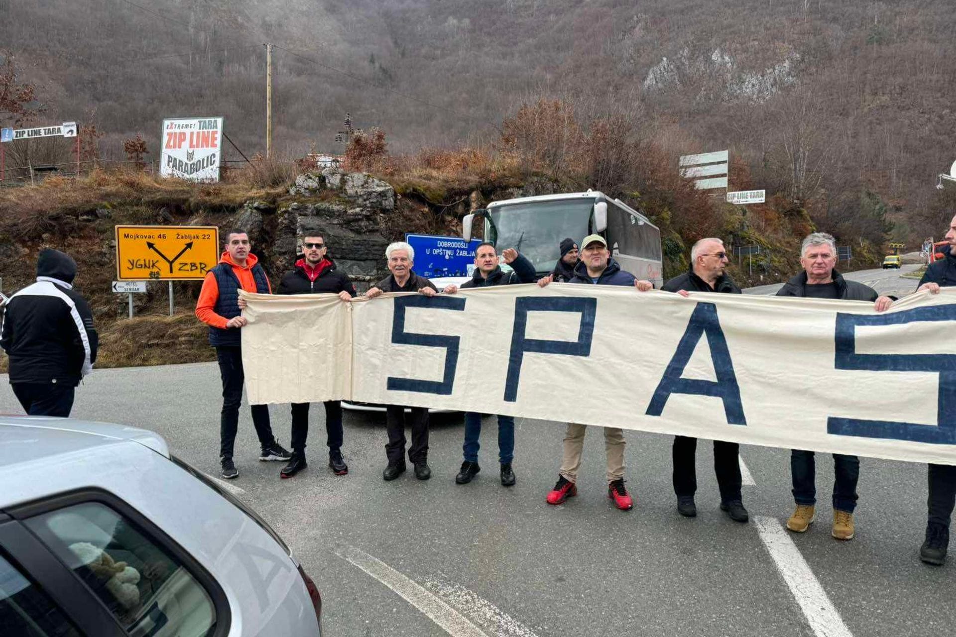 Fotografija 1: (FOTO) Protive se izgradnji dalekovoda: Mještani blokirali most na Đurđevića Tari