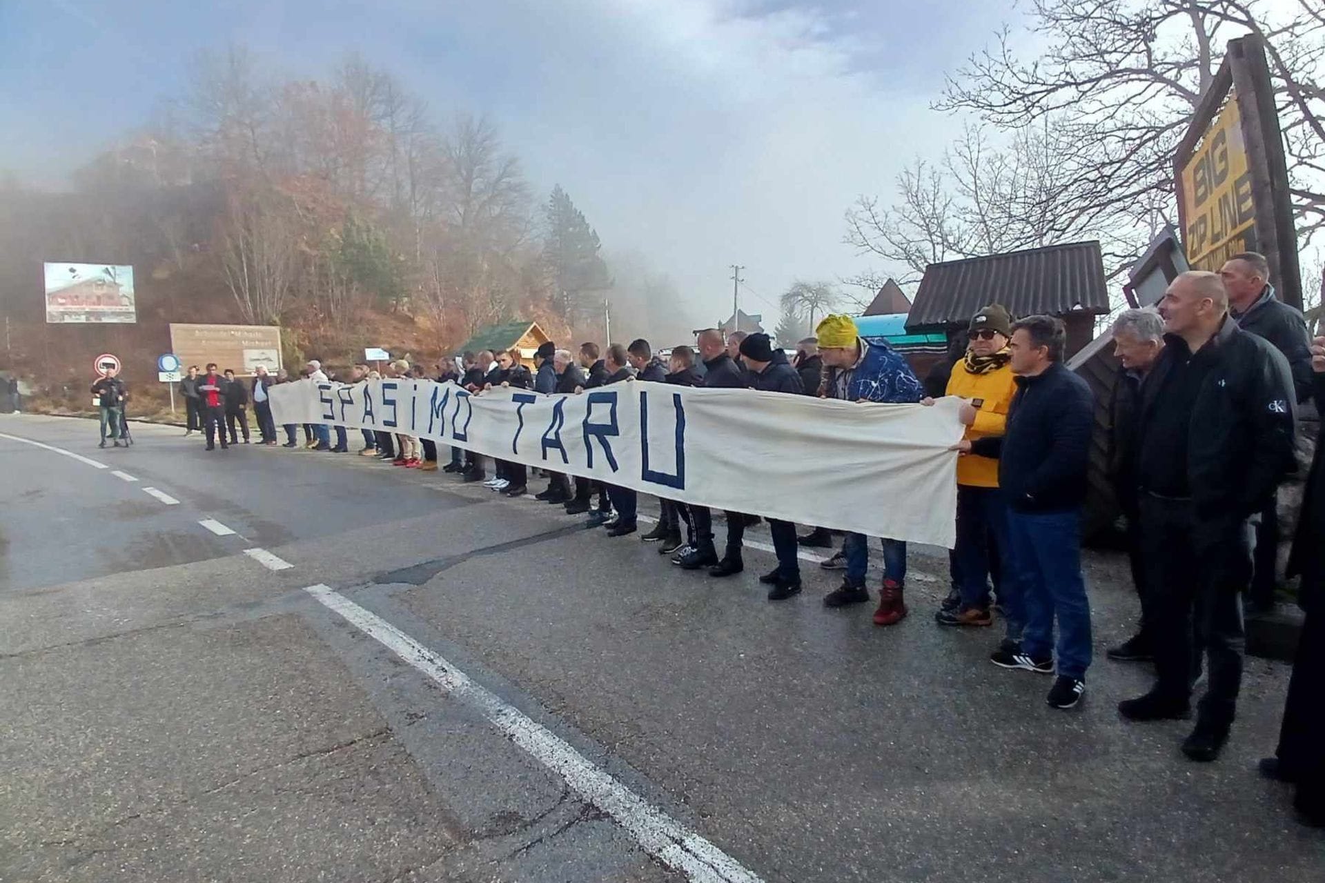 Fotografija 2: (FOTO) Protive se izgradnji dalekovoda: Mještani blokirali most na Đurđevića Tari