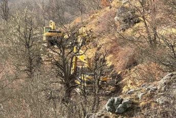 (VIDEO) „Planiraju da unište selo“: CGES postavlja dalekovode dok mještani Đurđevića Tare protestuju (VIDEO) „Planiraju da unište selo“: CGES postavlja dalekovode dok mještani Đurđevića Tare protestuju