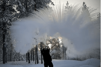 Hladnoća u Finskoj: Vrela voda se pretvara u ledeni oblak (VIDEO) Hladnoća u Finskoj: Vrela voda se pretvara u ledeni oblak (VIDEO)
