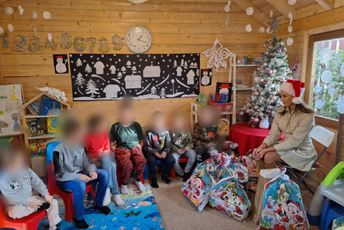 Mis Crne Gore uručila paketiće djeci u Sigurnoj ženskoj kuci i dječijem odjeljenju onkologije KBC Podgorica Mis Crne Gore uručila paketiće djeci u Sigurnoj ženskoj kuci i dječijem odjeljenju onkologije KBC Podgorica