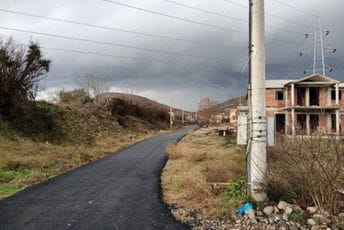 Zapušten i devastiran lokalitet: Asfaltiranje i elektrifikacija Dokleje nastavlja se i u 21. vijeku Zapušten i devastiran lokalitet: Asfaltiranje i elektrifikacija Dokleje nastavlja se i u 21. vijeku