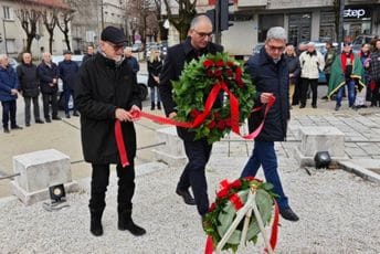 "Nijesu pristali na porobljavanje": Matica crnogorska odala počast herojima stradalim kod Medove i učesnicima Božićnog ustanka "Nijesu pristali na porobljavanje": Matica crnogorska odala počast herojima stradalim kod Medove i učesnicima Božićnog ustanka
