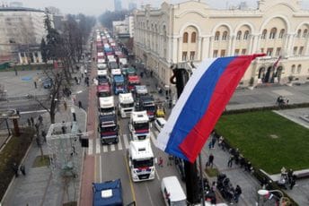 (VIDEO) Defile kamiona okićenih badnjacima u Banjaluci, za volan sjeo i gradonačelnik (VIDEO) Defile kamiona okićenih badnjacima u Banjaluci, za volan sjeo i gradonačelnik