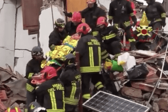 Eksplozija u zgradi u Rimu, tročlana porodica izvučena iz ruševina Eksplozija u zgradi u Rimu, tročlana porodica izvučena iz ruševina