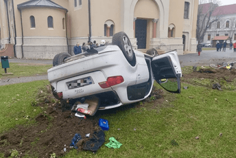 Hrvatska: Automobilom uletio u dvorište crkve tokom mise, završio na krovu Hrvatska: Automobilom uletio u dvorište crkve tokom mise, završio na krovu