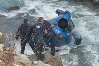 Berane: Auto sletio u rijeku, jedna osoba povrijeđena Berane: Auto sletio u rijeku, jedna osoba povrijeđena