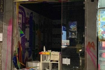 Beograd: Maskirani huligan demolirao LGBT centar Beograd: Maskirani huligan demolirao LGBT centar